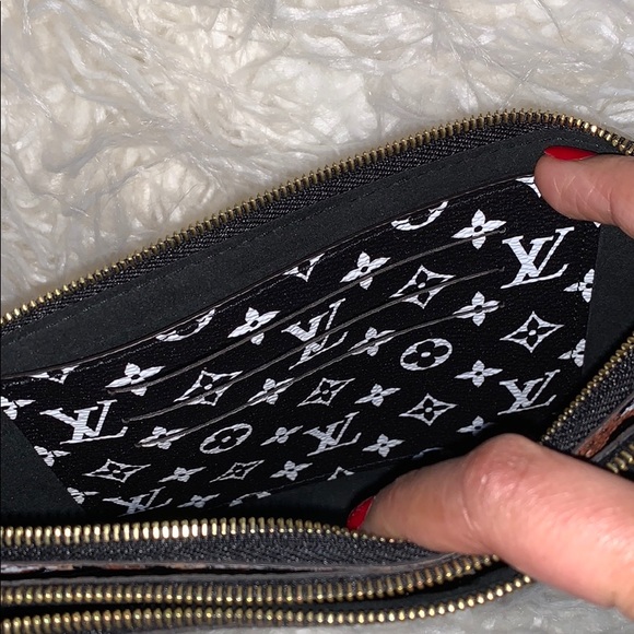 LV Jungle Print Limited Edition Double Zip - Picture 7 of 14